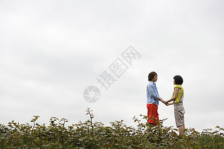 年轻夫妇在户外牵着手图片