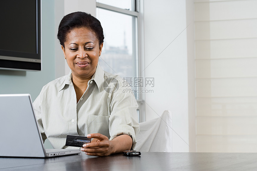 带笔记本和信用卡的女人图片