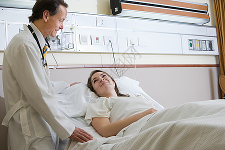 医生和住院年轻妇女背景图片