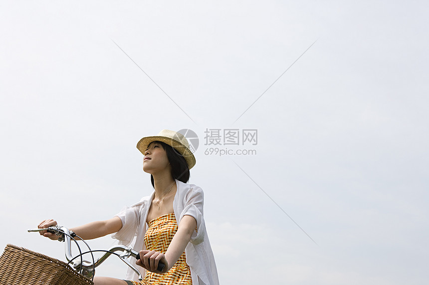 年轻女子骑自行车图片