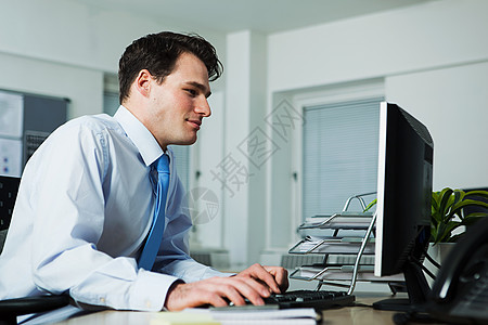使用计算机的办公室工作人员图片