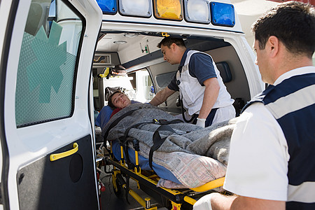 救护人员和担架上的病人背景图片