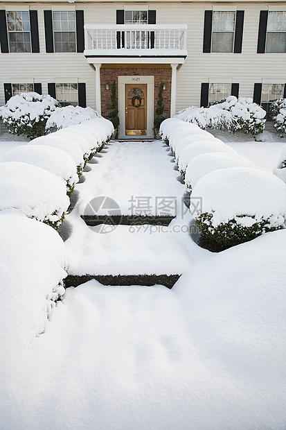 雪中的房子和花园图片