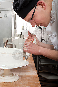 男厨师在做蛋糕高清图片