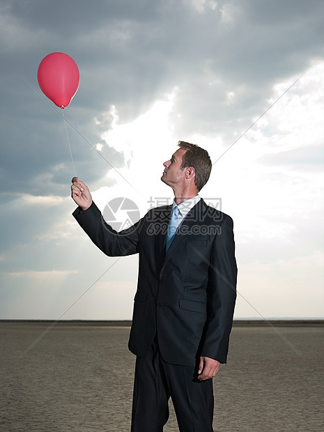 拿着红气球的商人图片