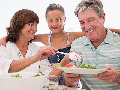 女孩和祖父母吃饭背景图片