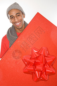 拿着一个大红色礼物的男人背景图片