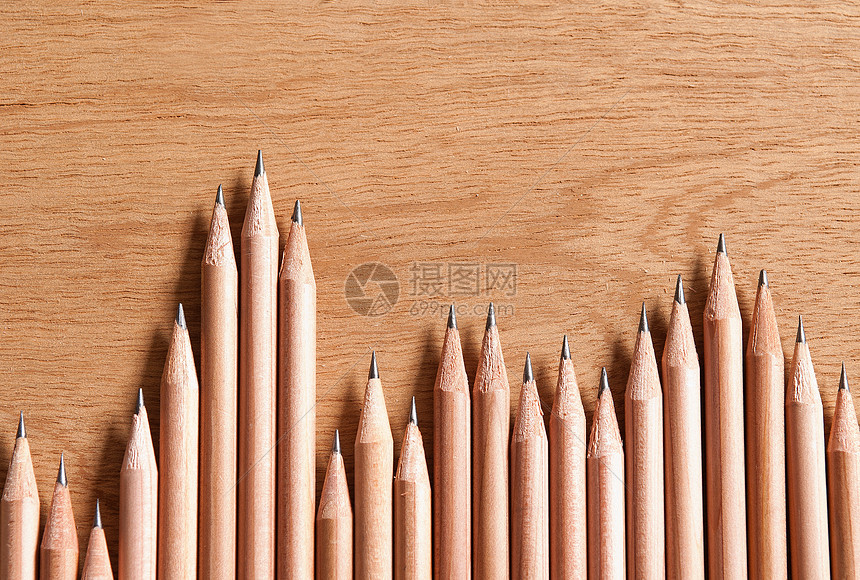 一排木制铅笔图片