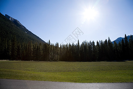 加拿大背景为落基山脉的班夫国家公园图片