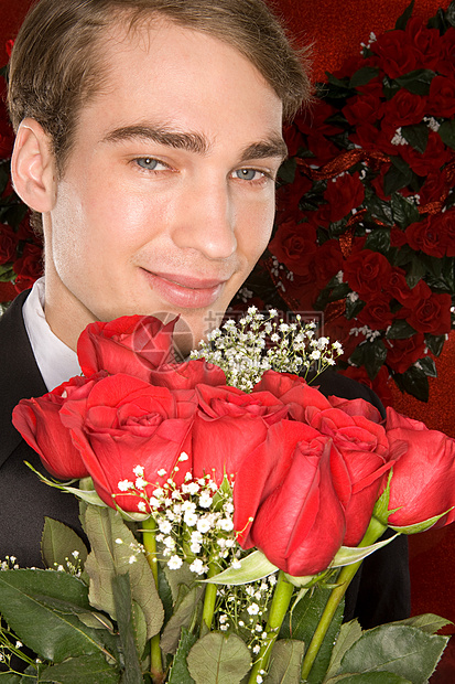 带着一束玫瑰的浪漫男人图片