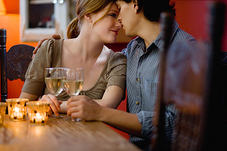 酒杯酒吧里的浪漫情侣背景
