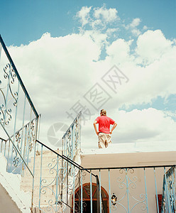 希腊克里特岛别墅屋顶上的男人图片