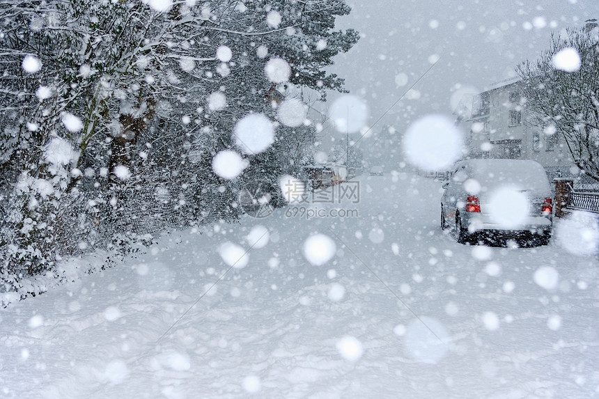 下雪的街景图片