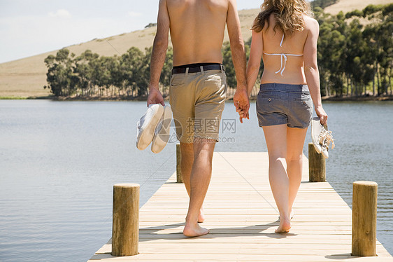 享受湖滨度假的夫妇图片