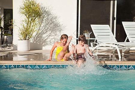 家庭和室外游泳池图片