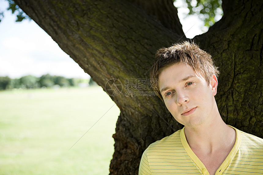 树旁的人图片