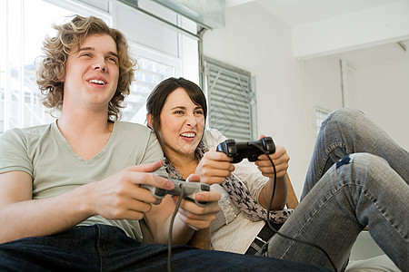 青少年夫妇玩游戏机背景图片