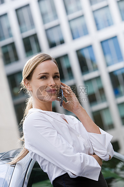 年轻的女商人用手机图片