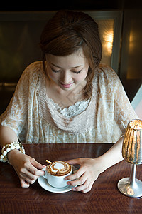 喝咖啡的年轻女人图片