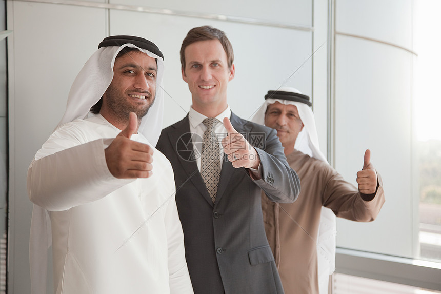 中东和西方商人竖起大拇指图片