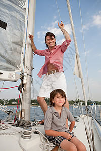 父亲和儿子在游艇上图片