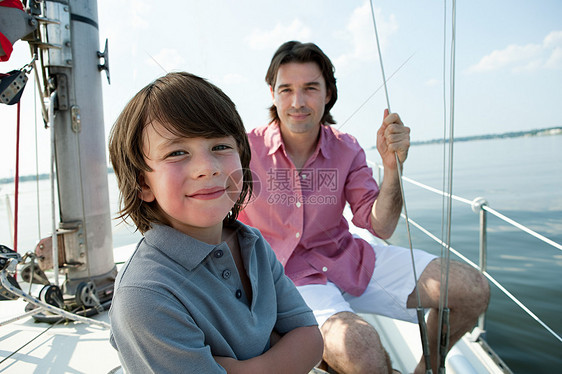 父亲和儿子在游艇上，肖像图片