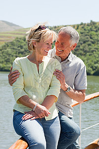 老年夫妇乘船度假图片