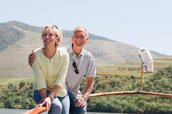 老年夫妇乘船度假图片