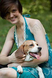 抱着宠物小猎犬的女人图片