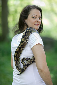 有蛇的女人图片