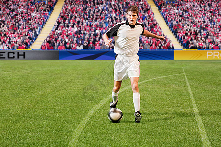 足球运动员踢足球背景图片