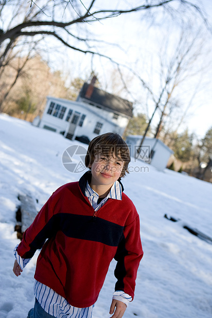 男孩在雪地里行走图片