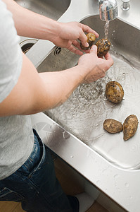洗土豆的人图片