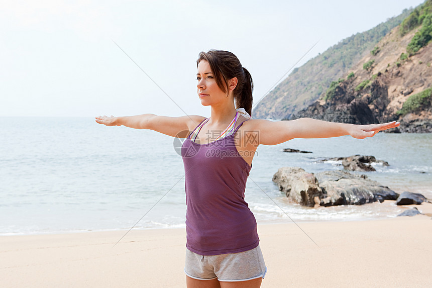 海上练瑜伽的女人图片