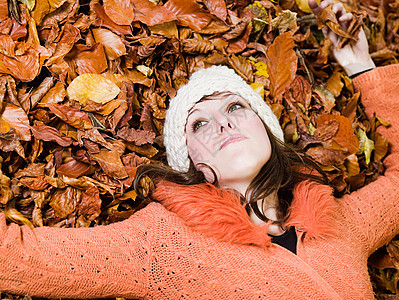 躺在秋叶上的女人图片