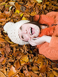 秋叶上的微笑女人图片
