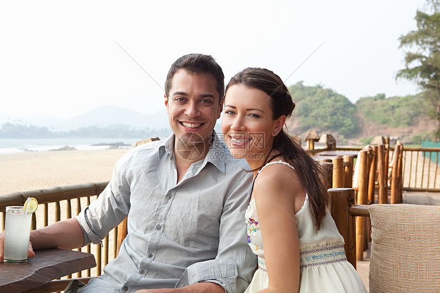 海滩酒吧的情侣图片