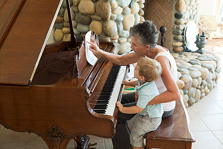 孩子弹钢琴奶奶和孙子弹钢琴背景