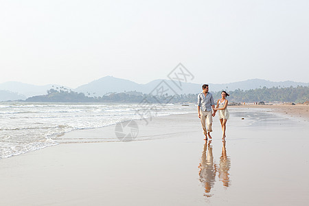 一对夫妇在海边散步图片