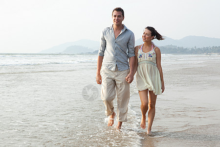 一对夫妇在海里行走图片