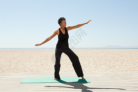 在海滩上做瑜伽的女士图片