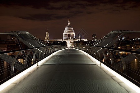 通往英国伦敦圣保罗大教堂的千年桥图片