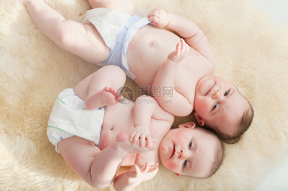躺在羊皮地毯上的双胞胎女婴图片