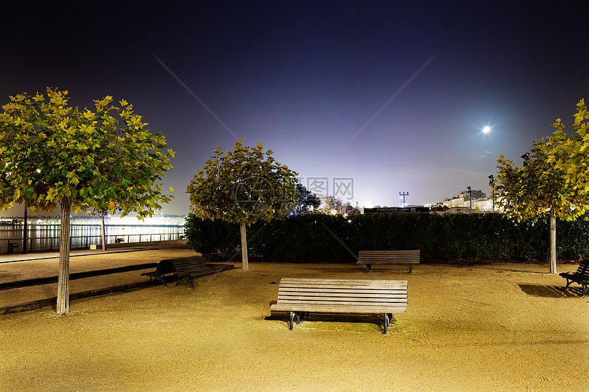 夜晚河边的空公园长椅