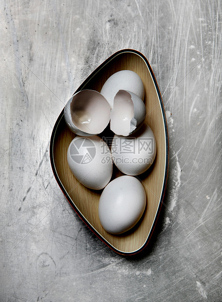 碗里的鸡蛋和蛋壳图片
