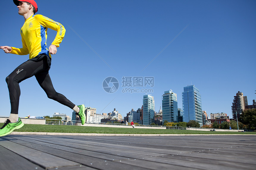 在木走道上奔跑的人图片