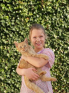 抱着宠物猫的小女孩图片