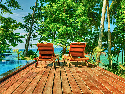 草坪椅俯瞰热带海滩图片