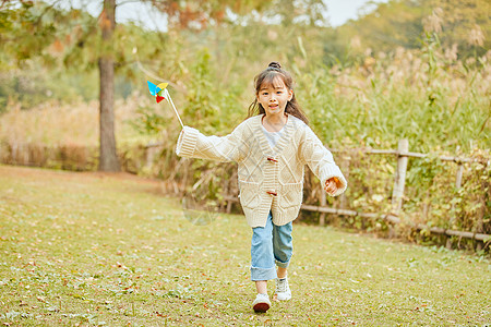 小女孩玩风车图片