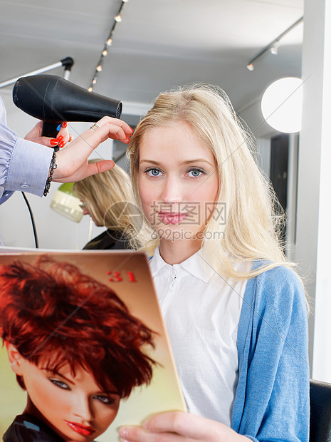 理发店头发干枯的女人图片